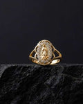 Anillo Ovalado de la Virgen con Halo de Circonias en Tono Dorado
