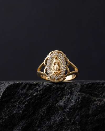 Anillo Ovalado de la Virgen con Halo de Circonias en Tono Dorado