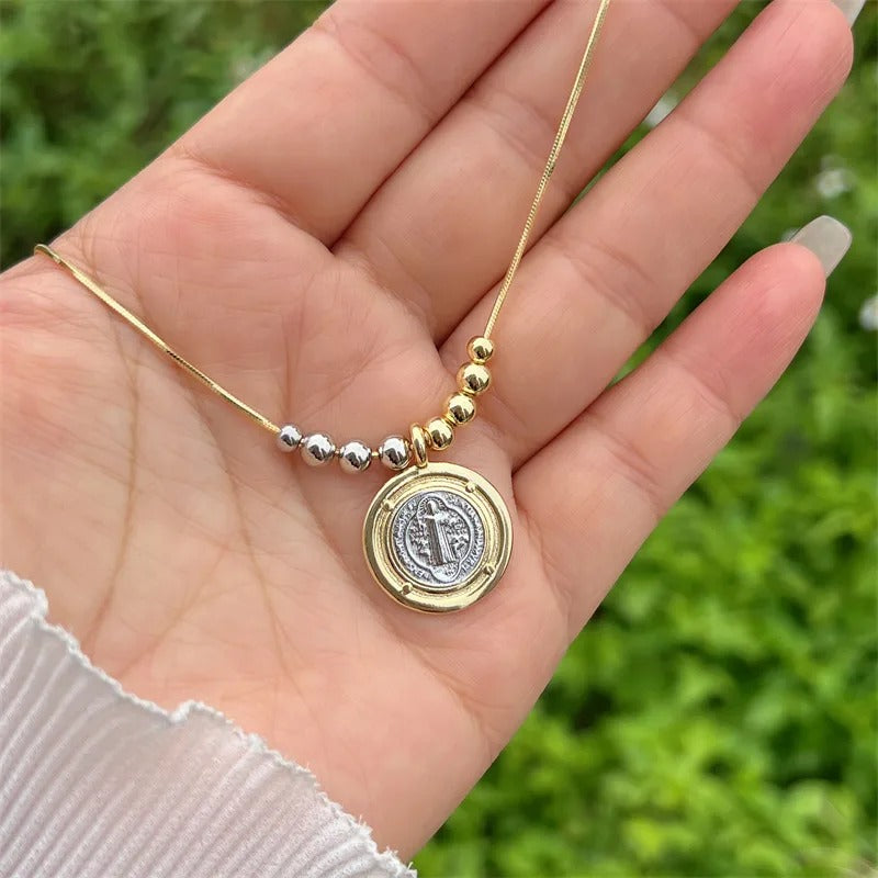 Collar Medalla de San Benito en Dos Tonos