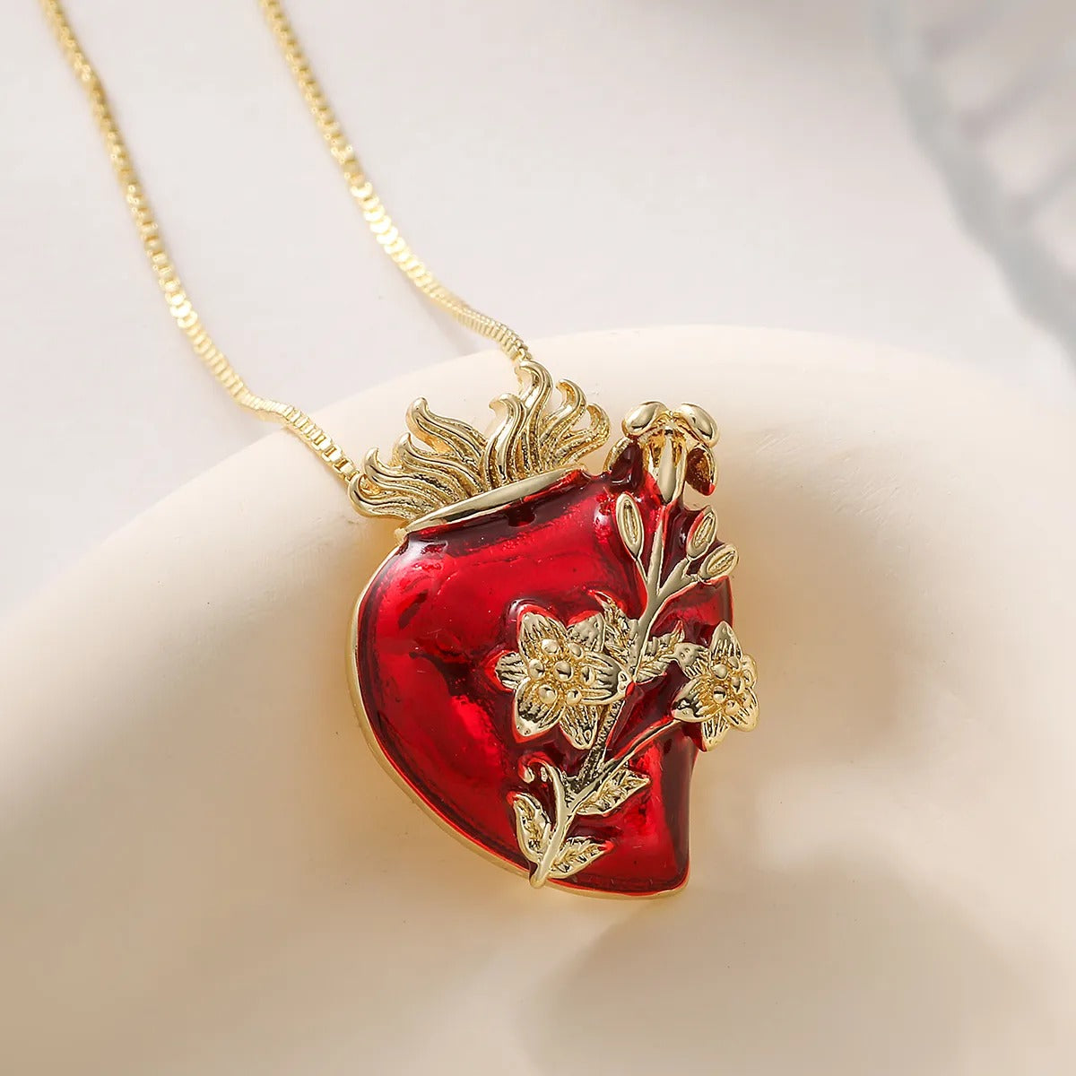 Collar Sagrado Corazón con Flores Doradas