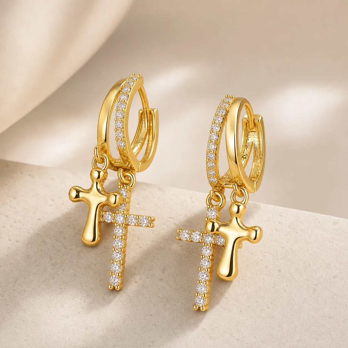 Zarcillos Argolla con Cruz Colgante en Tono Dorado