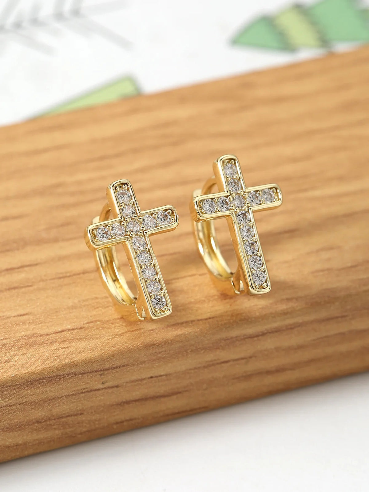 Zarcillos Argolla Cruz de Circonias en Tono Dorado